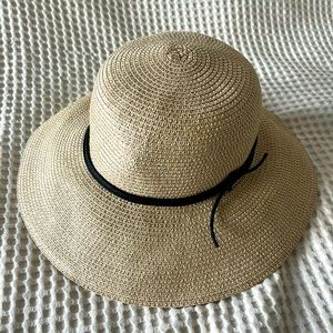 Aritzia Main Character Eau Claire Sun Hat - size M/L